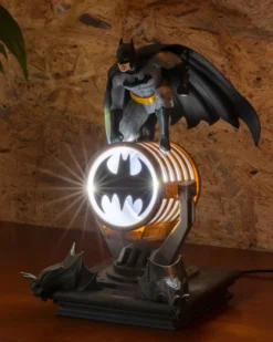 Batman LED Dioramaleuchte mit abnehmbarer Figure & Bat-Signal | Höhe 27 cm