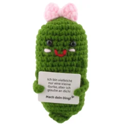 Gemüse Buddies Häkelfigur Gurke mit Schleife