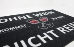 Ohne Wein kommst Du hier nicht rein Fußmatte