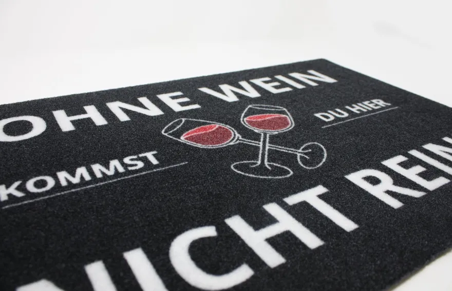 Ohne Wein kommst Du hier nicht rein Fußmatte