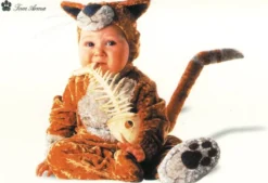 Postkarte Tom Arma Baby in Katzenkostüm