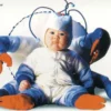 Postkarte Tom Arma Baby in Krabbenkostüm