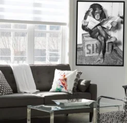 Schimpanse liest Zeitung Chimpanzee reading newspaper