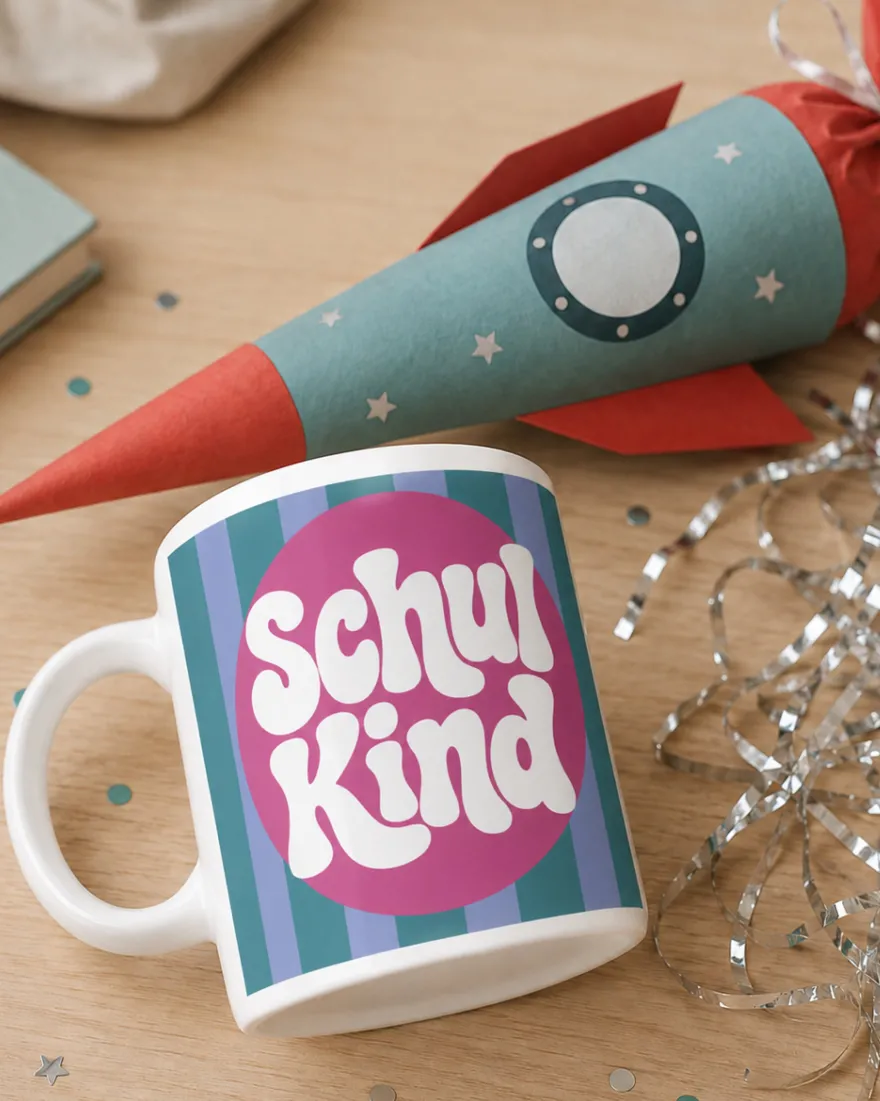 Schulkind Tasse 180 ml - mit 'Schulkind' Aufschrift - mit Streifen Design
