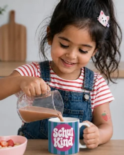 Schulkind Tasse 180 ml - mit 'Schulkind' Aufschrift - mit Streifen Design