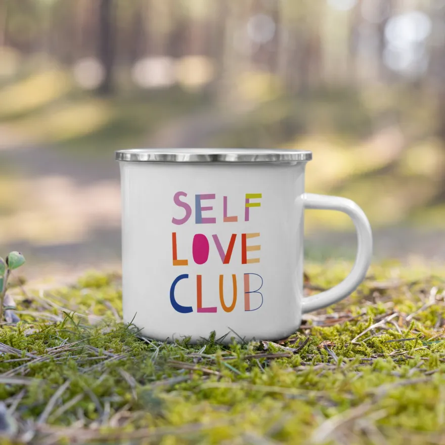 Self Love Club Emaille Tasse – Bunte Retro Becher mit Selbstliebe-Motiv | Leicht & Robust | Handgefertigte Emailletasse mit Spruch | Geschenk für Frauen, Freundinnen, Achtsamkeit & Empowerment