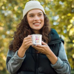 Self Love Club Emaille Tasse – Bunte Retro Becher mit Selbstliebe-Motiv | Leicht & Robust | Handgefertigte Emailletasse mit Spruch | Geschenk für Frauen, Freundinnen, Achtsamkeit & Empowerment
