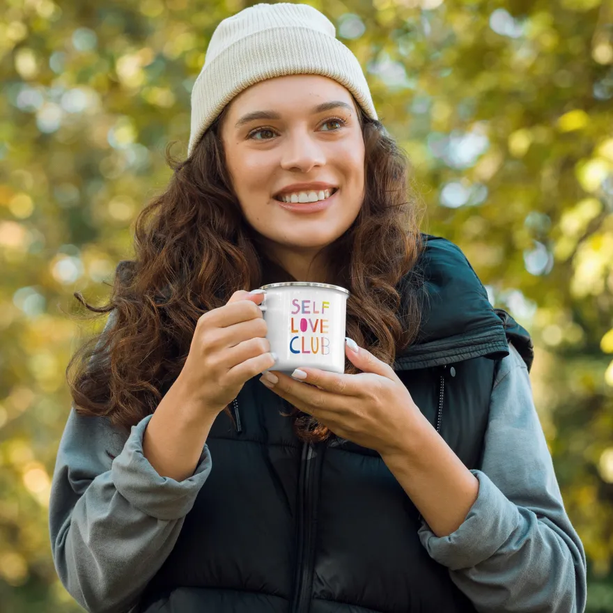 Self Love Club Emaille Tasse – Bunte Retro Becher mit Selbstliebe-Motiv | Leicht & Robust | Handgefertigte Emailletasse mit Spruch | Geschenk für Frauen, Freundinnen, Achtsamkeit & Empowerment