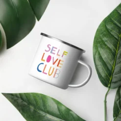 Self Love Club Emaille Tasse – Bunte Retro Becher mit Selbstliebe-Motiv | Leicht & Robust | Handgefertigte Emailletasse mit Spruch | Geschenk für Frauen, Freundinnen, Achtsamkeit & Empowerment