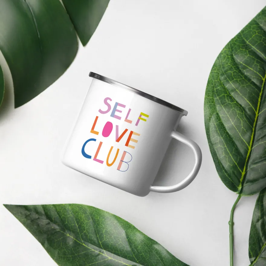 Self Love Club Emaille Tasse – Bunte Retro Becher mit Selbstliebe-Motiv | Leicht & Robust | Handgefertigte Emailletasse mit Spruch | Geschenk für Frauen, Freundinnen, Achtsamkeit & Empowerment