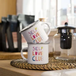 Self Love Club Emaille Tasse – Bunte Retro Becher mit Selbstliebe-Motiv | Leicht & Robust | Handgefertigte Emailletasse mit Spruch | Geschenk für Frauen, Freundinnen, Achtsamkeit & Empowerment