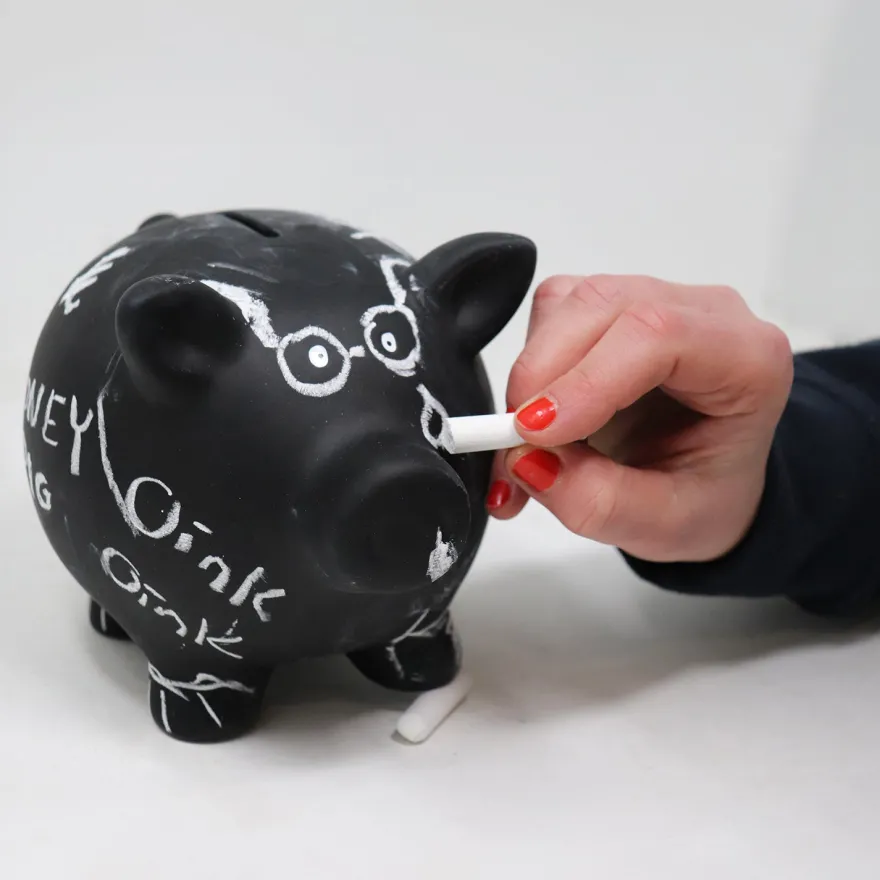 Sparschwein 'Tafel' mit Kreide zum Beschriften