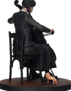 Wednesday Figur mit Cello