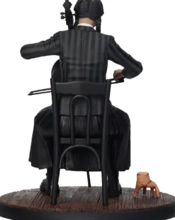 Wednesday Figur mit Cello